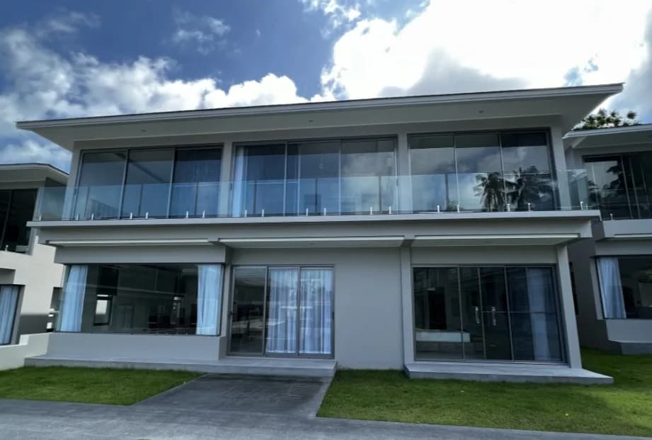 Spacious 4 bedroom villa with a huge shared pool in a secured residence within waling distance to Bangrak beach-VIL0026 — view 1