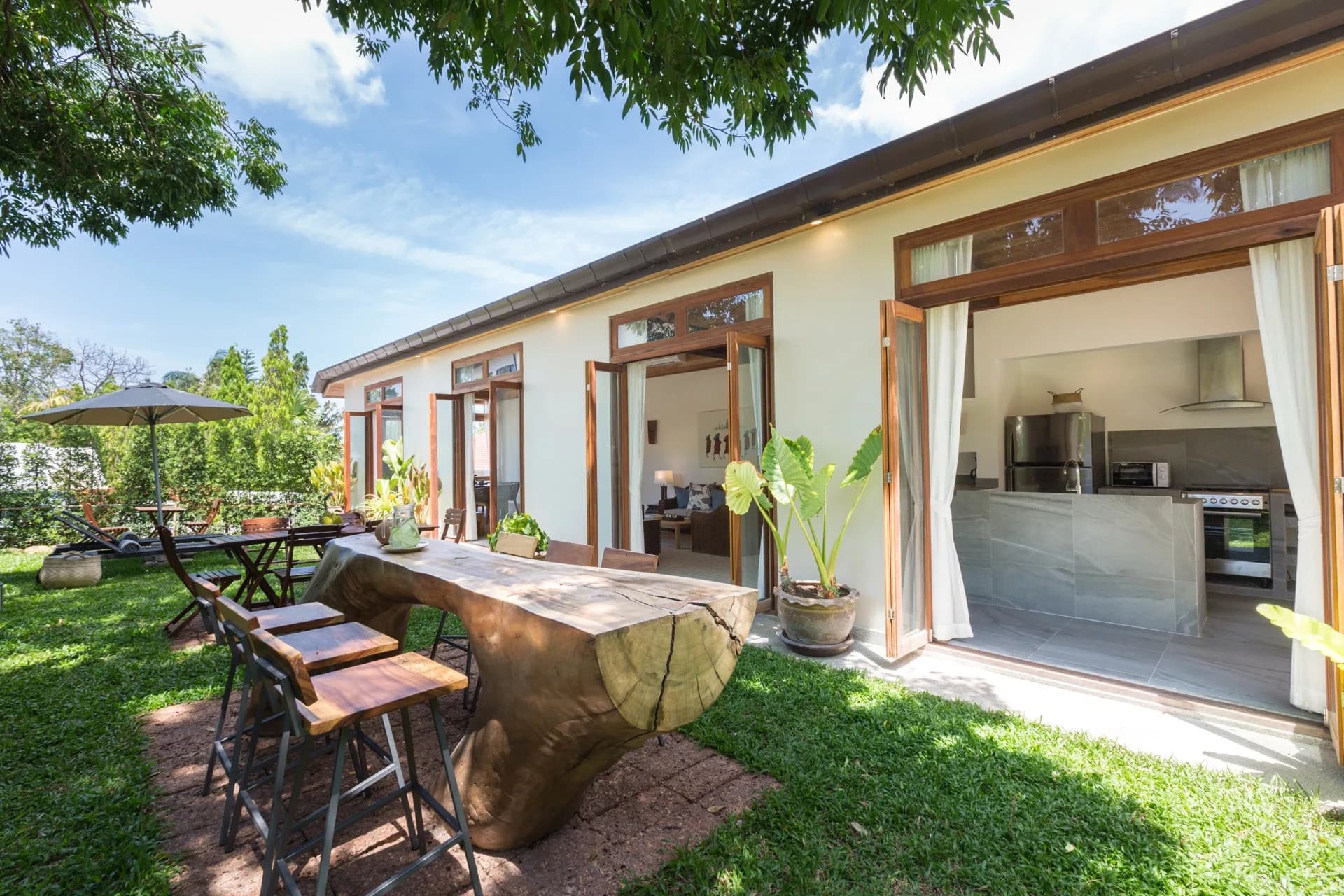 Refurbished stylish 3-BEDROOM VILLA + a studio in central location of Chaweng-VIL0006 — view 1