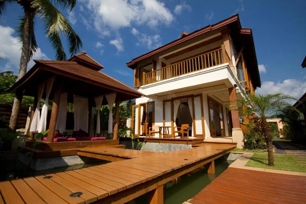 beachfront villa with 5 en-suite bedrooms, pool, jacuzzi & sala in Lipa Noi-VIL0079 — view 1